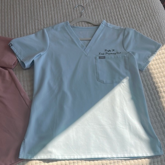 FIGS Catarina 1 pocket Pink and Blue Scrub Tops - Picture 3 of 4